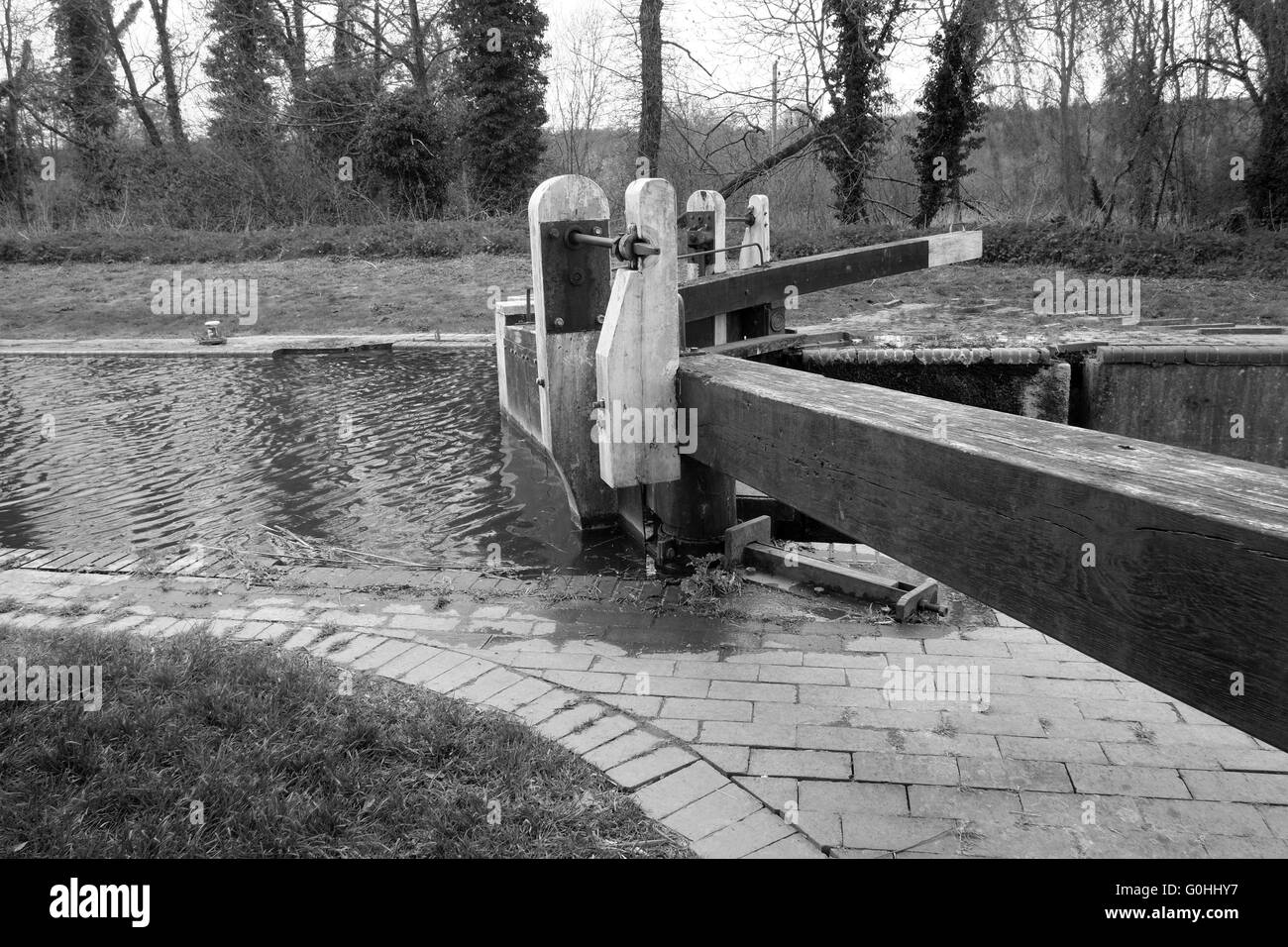 Voll sperrt mit geschlossenen Tor Sohn Kennett und Avon Canal bei Thatcham, Berkshire, England, UK GB. 30. April 2016 Stockfoto