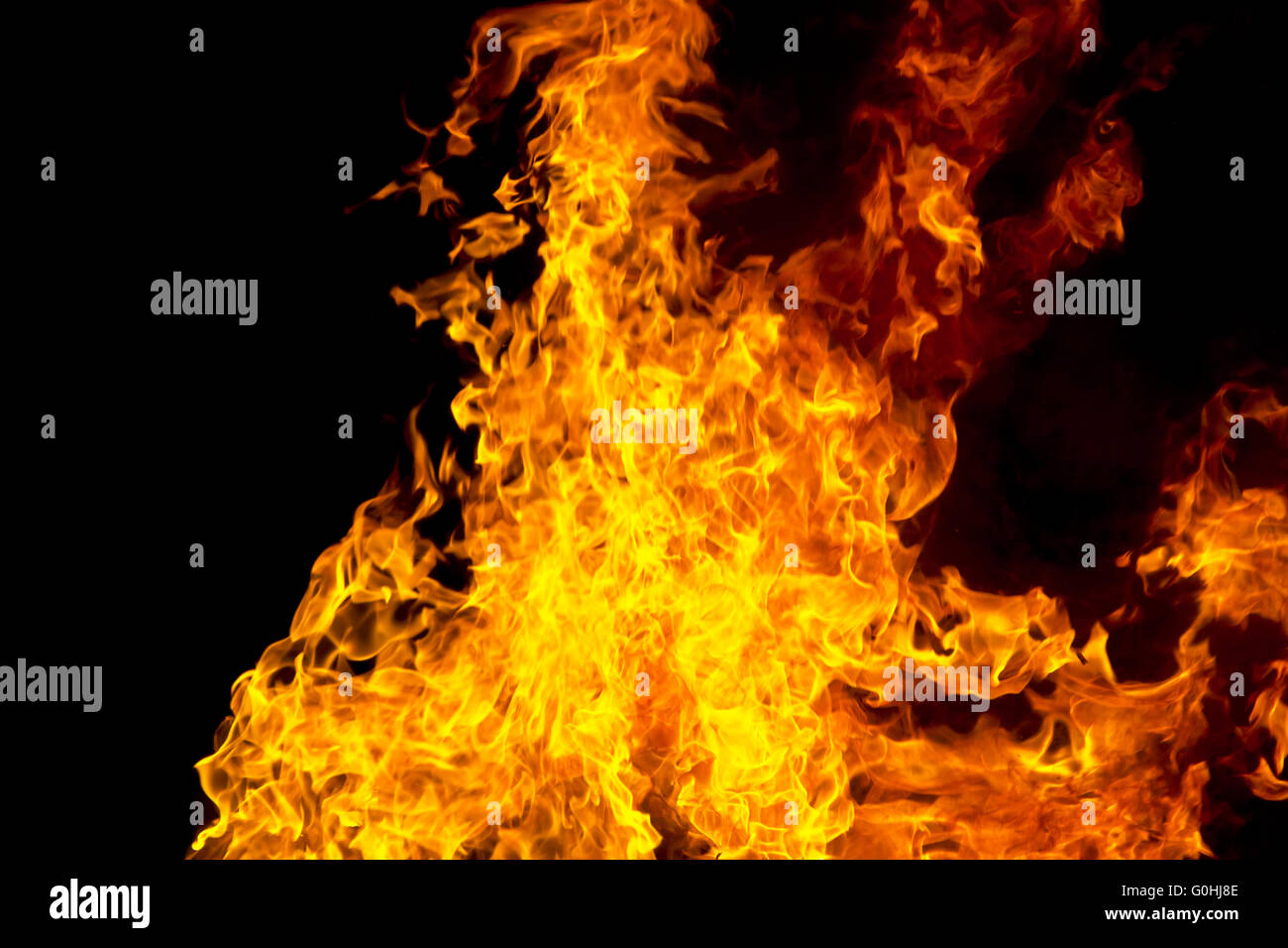 Rotes Feuer Flamme auf schwarzem Hintergrund Stockfoto