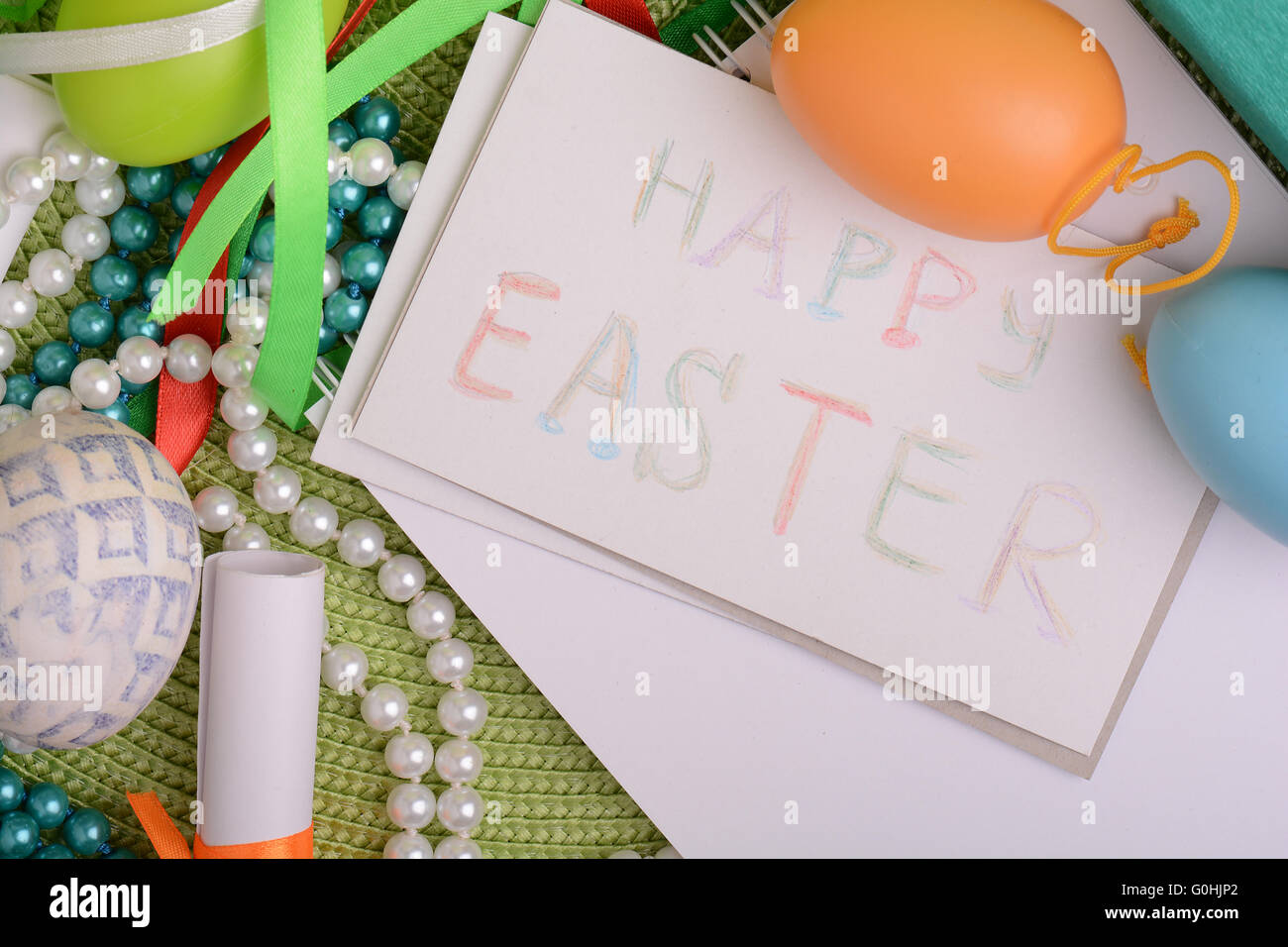 Ostern-Hintergrund mit Ostereiern mit Frühlingsblumen / Vintage Osterkarte mit Korb Stockfoto