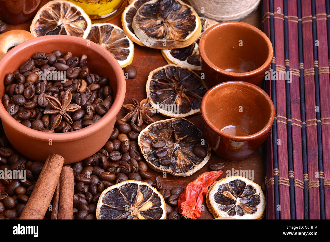 Kaffeebohnen und Kerze. Zitrone und Zimt. Anis und Aroma würzen Stockfoto