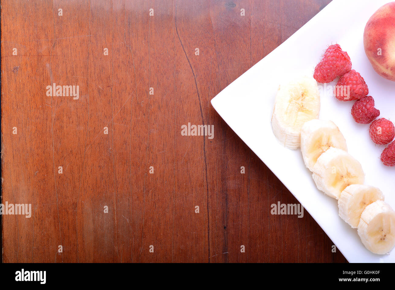 Bananen Pfirsich Himbeeren hautnah als Health Food Konzept Stockfoto