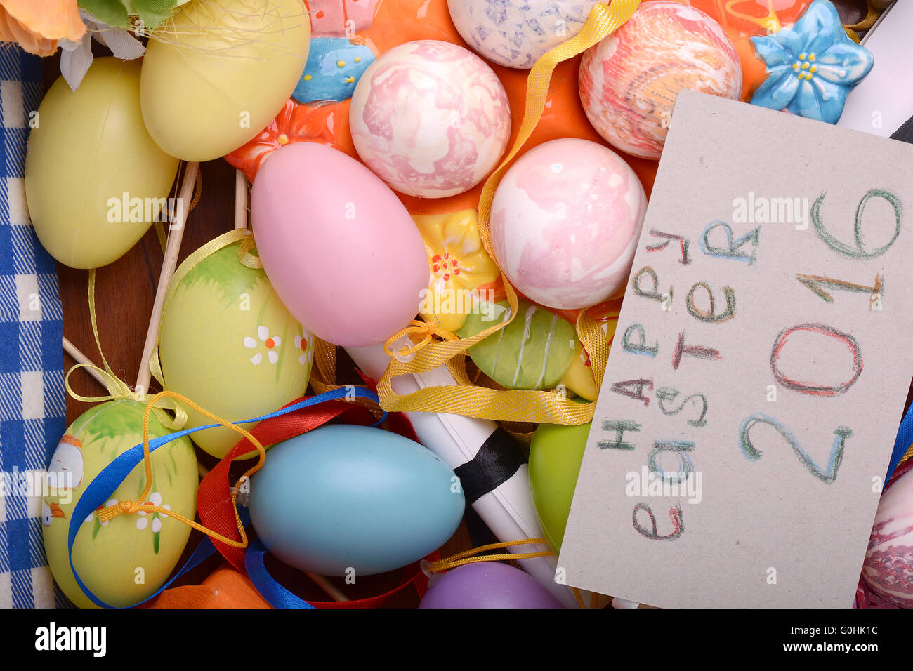 Ostern-Hintergrund mit Eiern, Bändern und Frühlingsdekoration Stockfoto