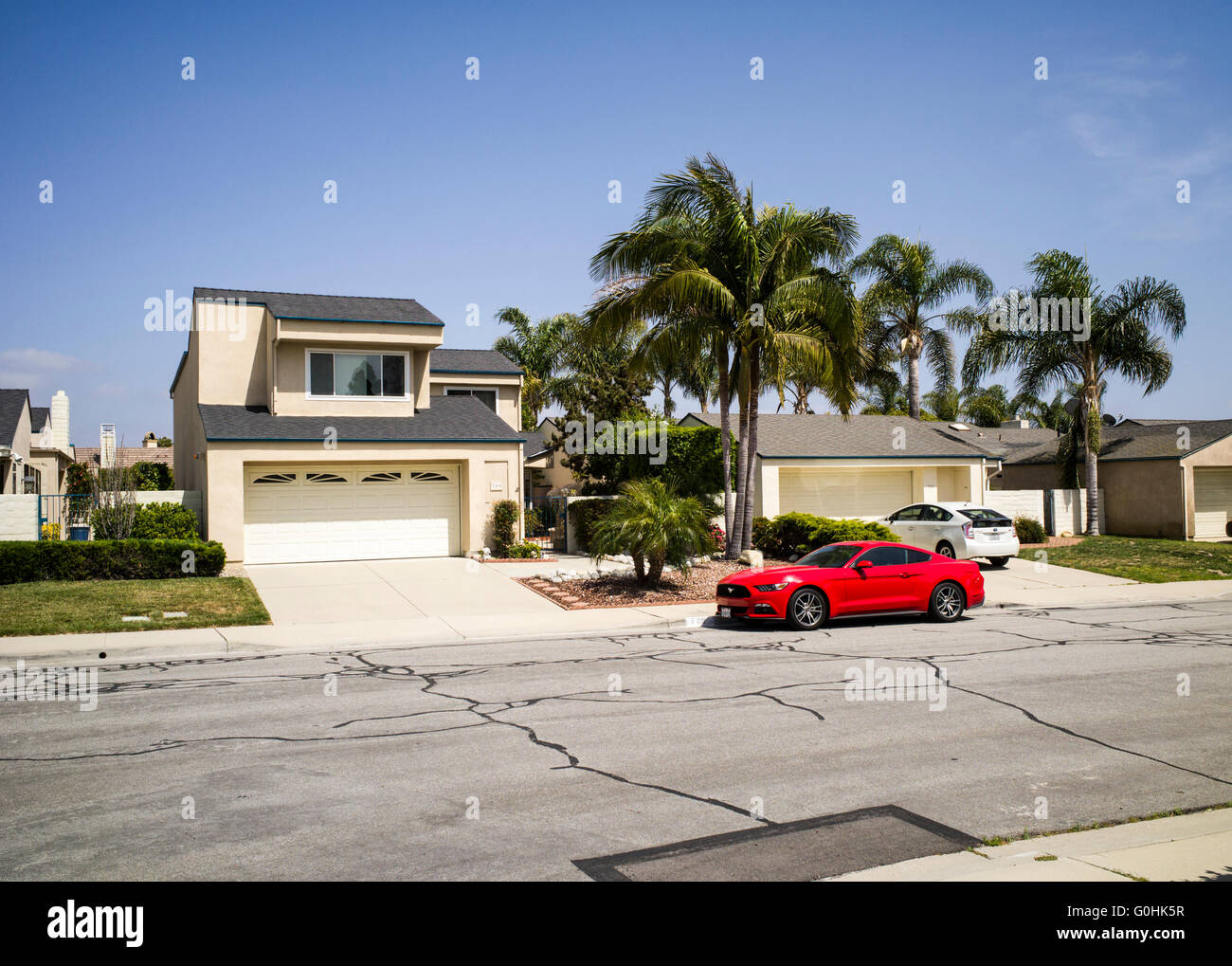 Vorstadt in California Haus Palmen und Ford mustang Stockfoto