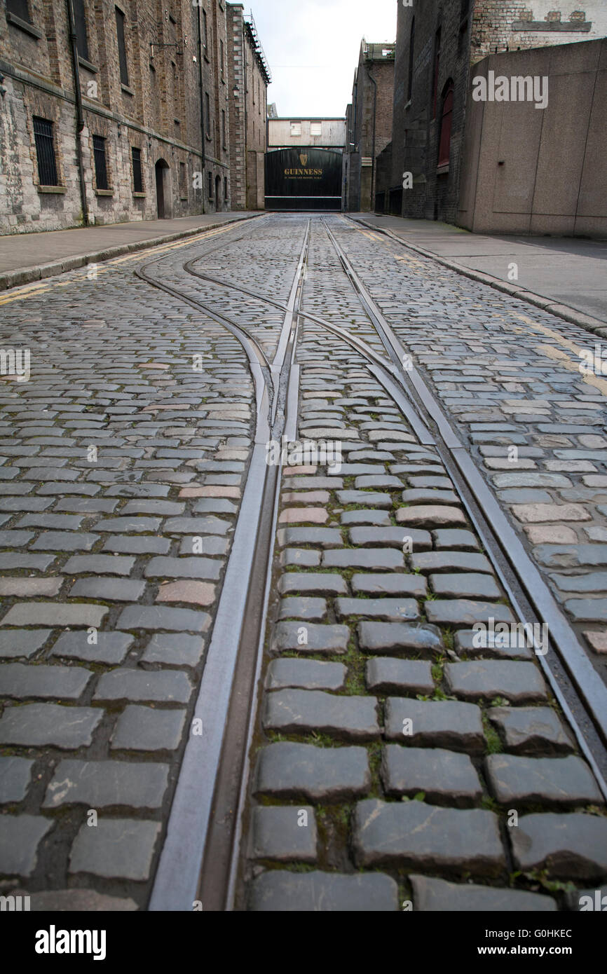 Original gepflasterten Straßen außerhalb der Brauerei Guinness Storehouse in Dublin Irland mit alten Straßenbahn-Linien Stockfoto