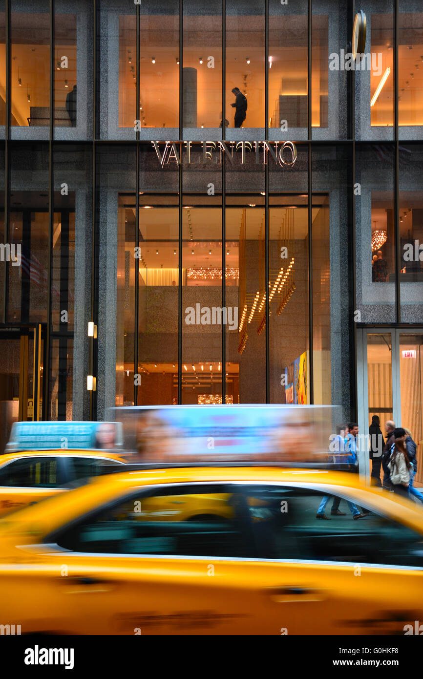Valentino-Store auf der 5th Avenue, New York City, USA Stockfoto