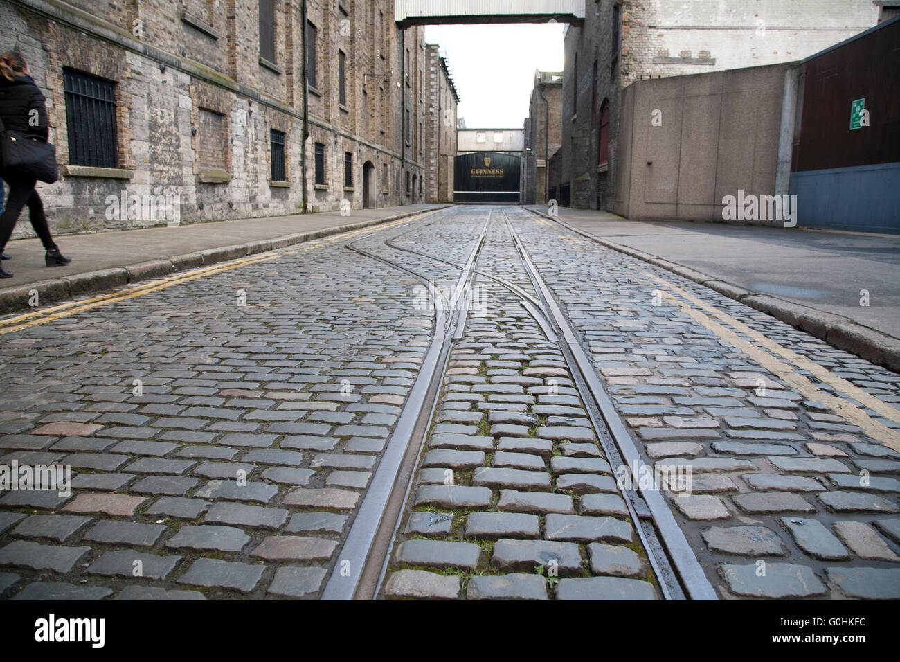 Original gepflasterten Straßen außerhalb der Brauerei Guinness Storehouse in Dublin Irland mit alten Straßenbahn-Linien Stockfoto