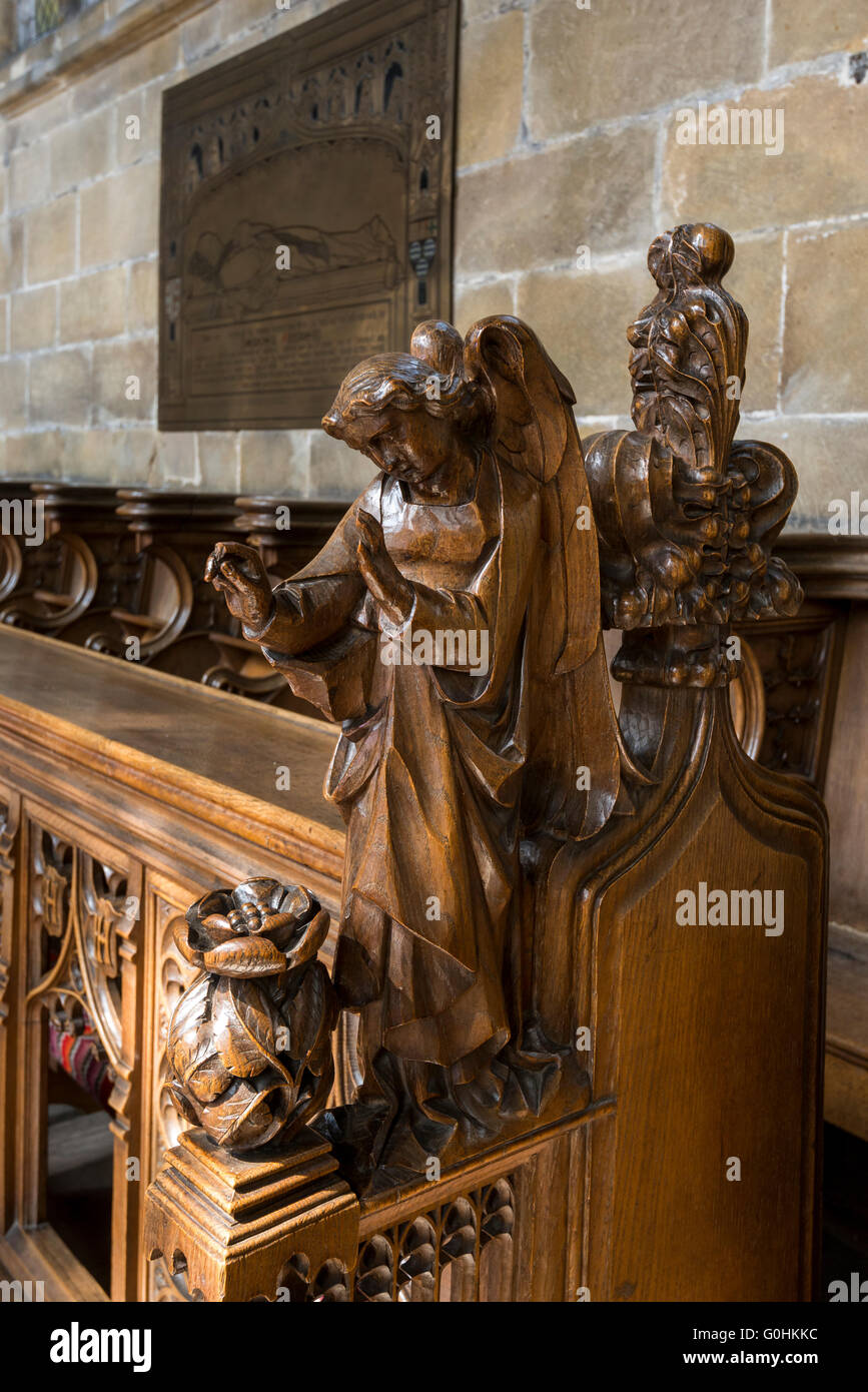 Holzschnitzereien im Chor der Kathedrale von Peak in dem Dorf Tideswell, Derbyshire. Stockfoto