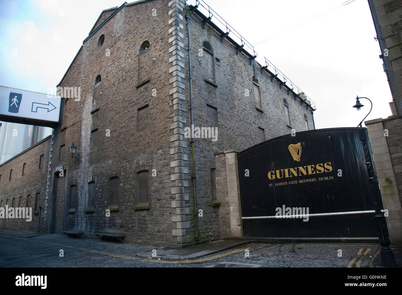 Original gepflasterten Straßen außerhalb der Brauerei Guinness Storehouse in Dublin Irland Stockfoto