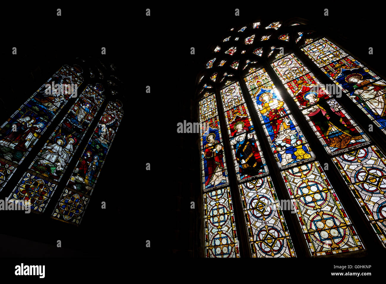 Glasfenster in der Kathedrale des Peaks im Dorf Tideswell, Derbyshire.  St John the Baptist Church. Stockfoto