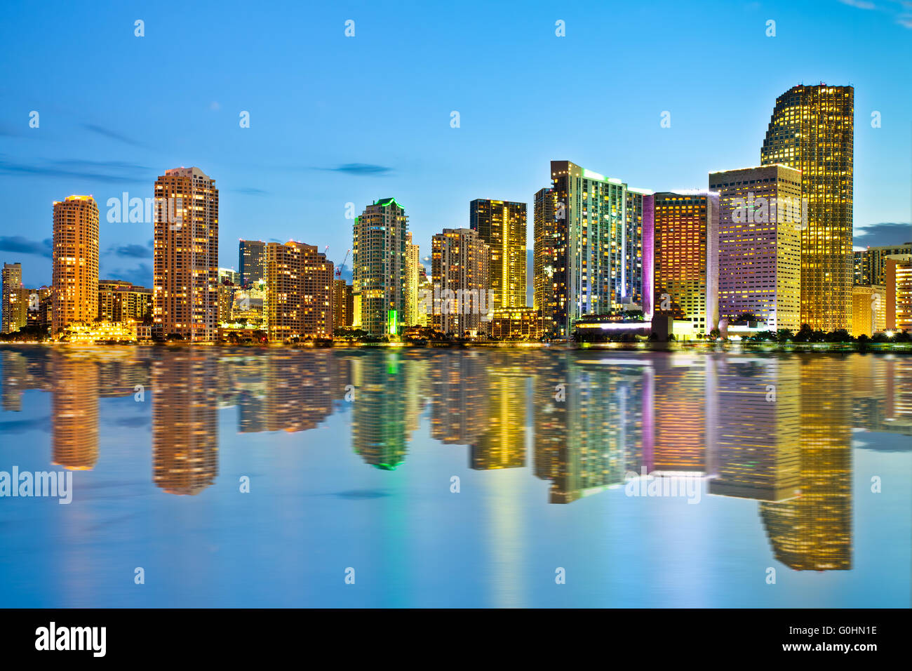 Wunderschön beleuchtete Skyline von Miami in der Abenddämmerung Stockfoto