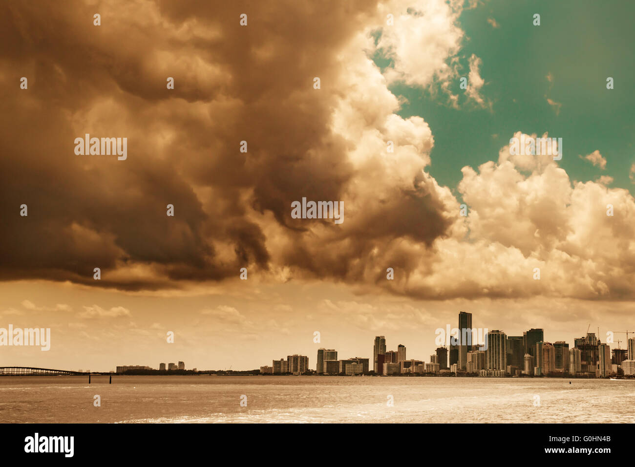 Blick auf die Skyline von Miami, Florida unter dramatische Wolken Himmel Stockfoto