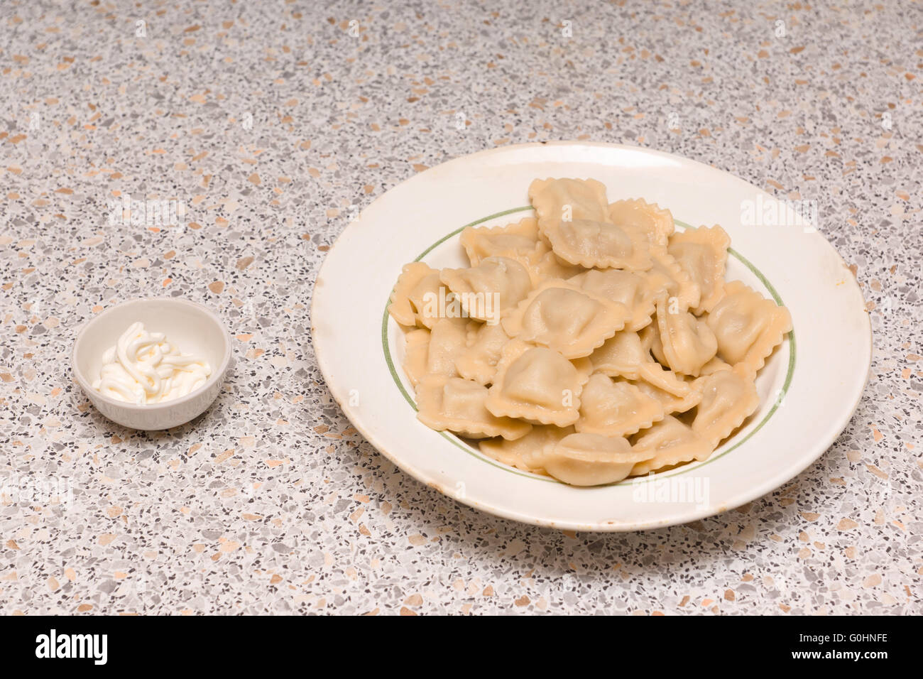 Gekochte Knödel auf einem Teller liegen in einem Abendessen Stockfoto