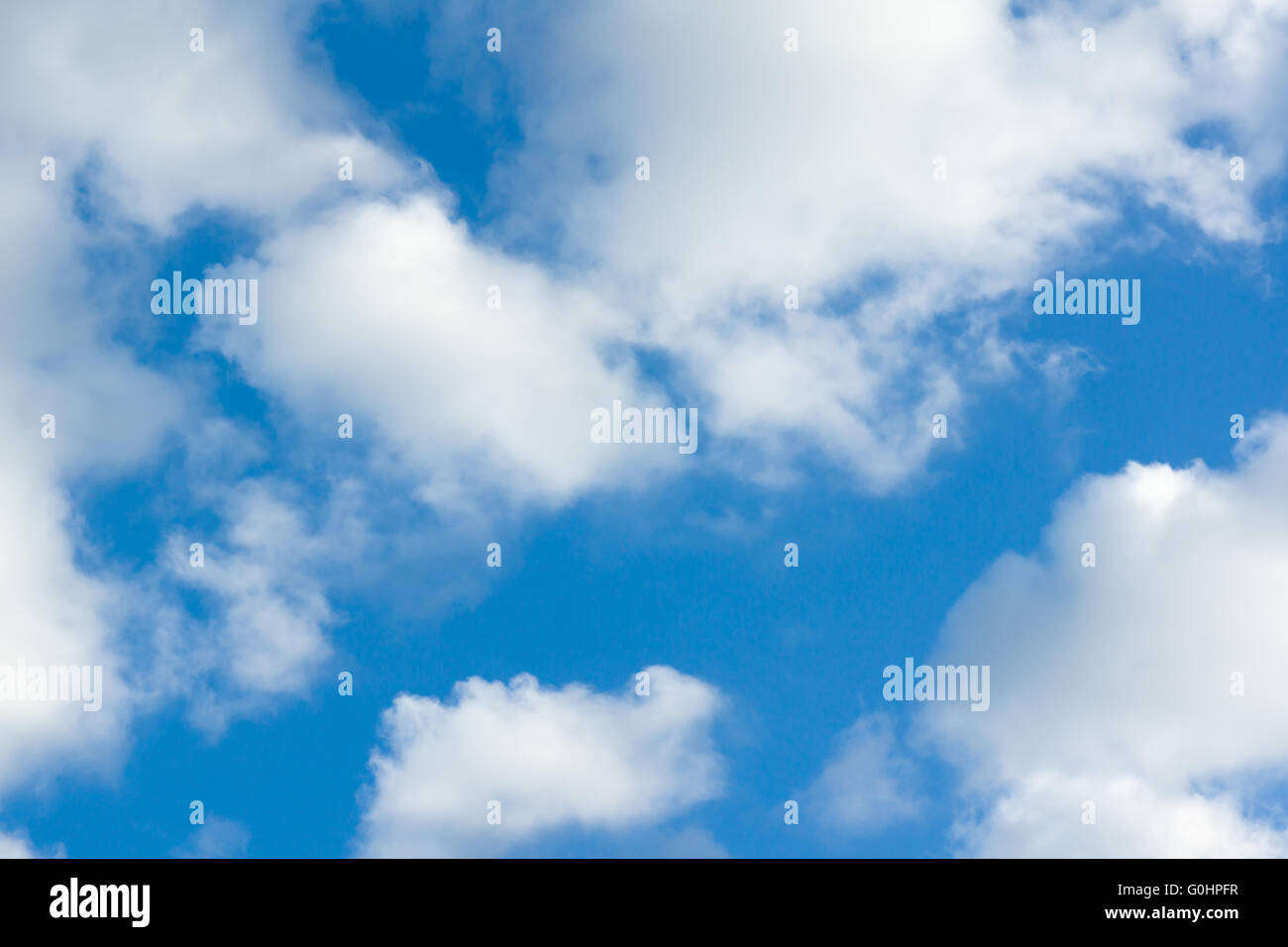 weiße Licht Wolken schweben über den blauen Himmel Stockfoto