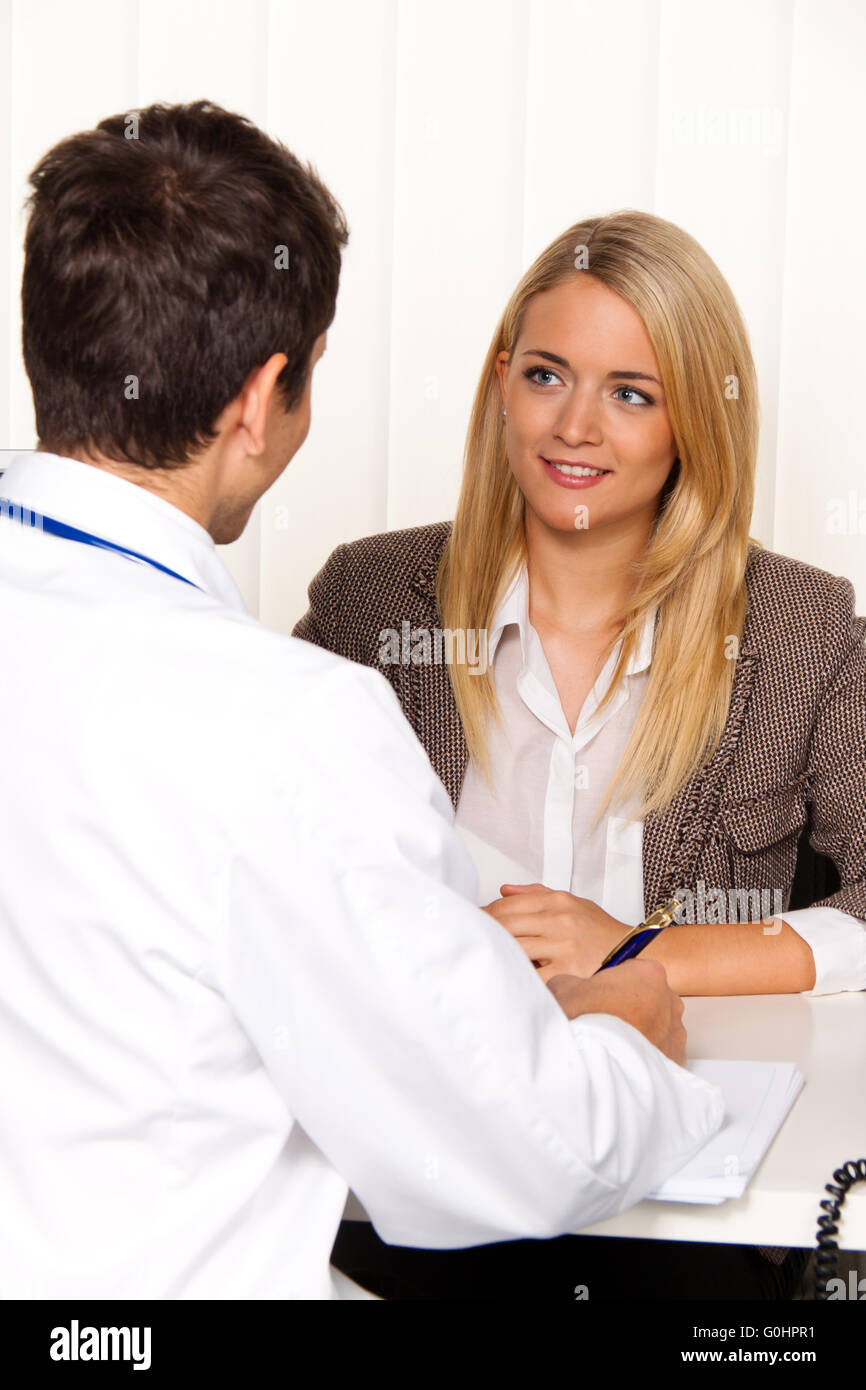 Ärzte nennen. Patient und Arzt im Gespräch in der medizinischen Praxis Stockfoto