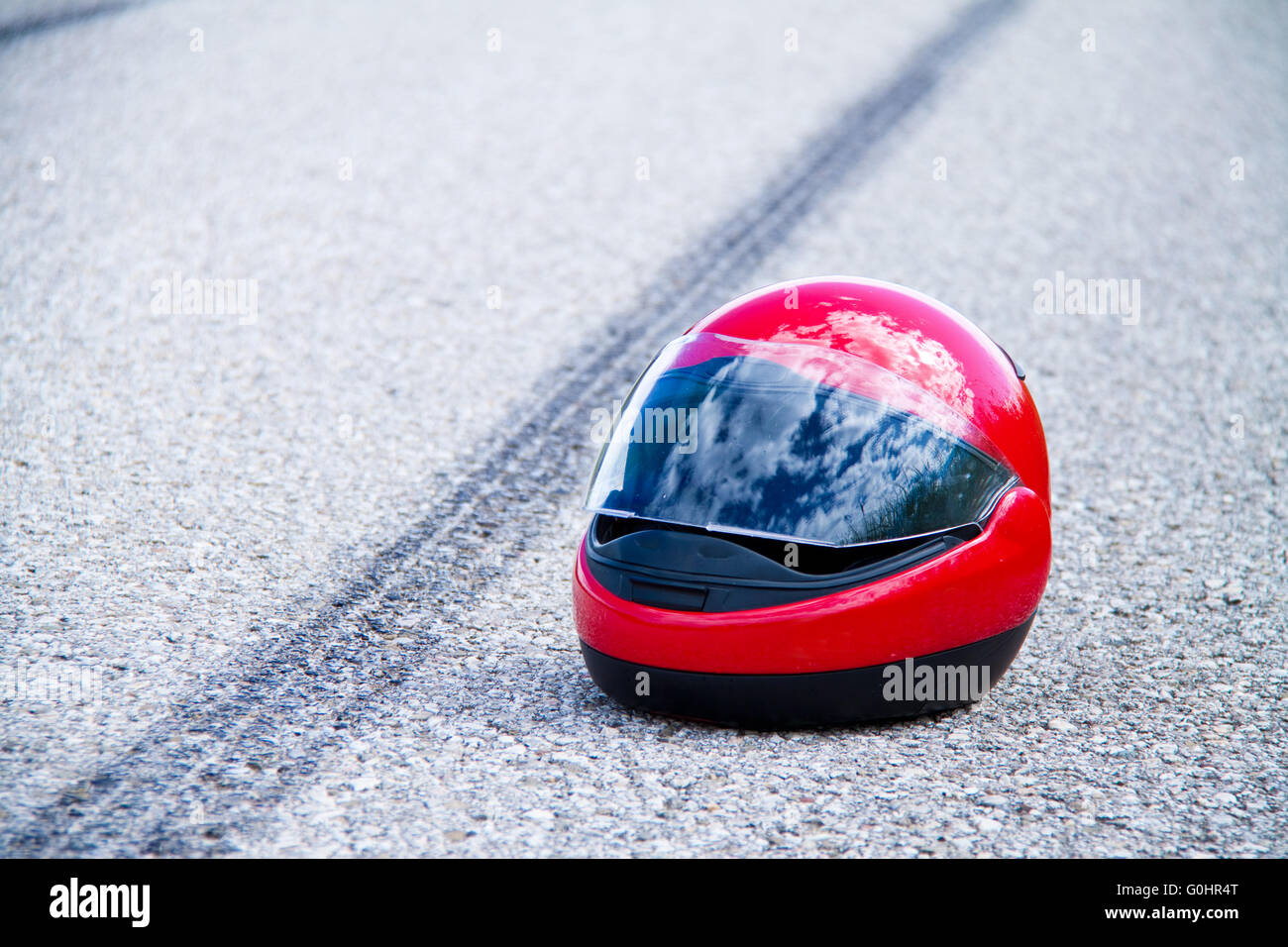 Motorrad-Unfall. Verkehr Unfall und Skid marks Stockfoto