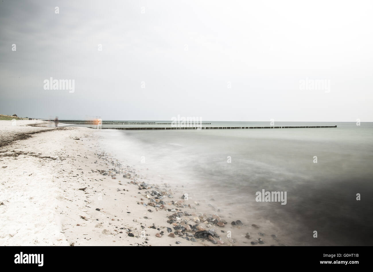 Buhnen an der Küste des baltischen Meeres Stockfoto