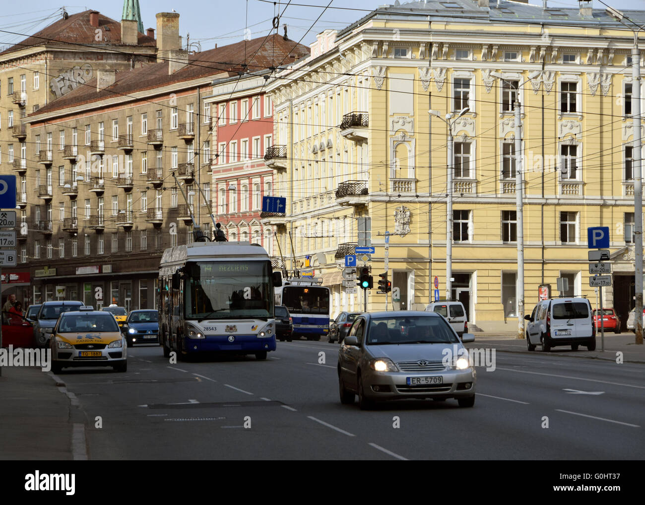 Personenbeförderung im Straßenverkehr von Riga. Busse und Trolleybusse in der Stadt-Umgebung Stockfoto