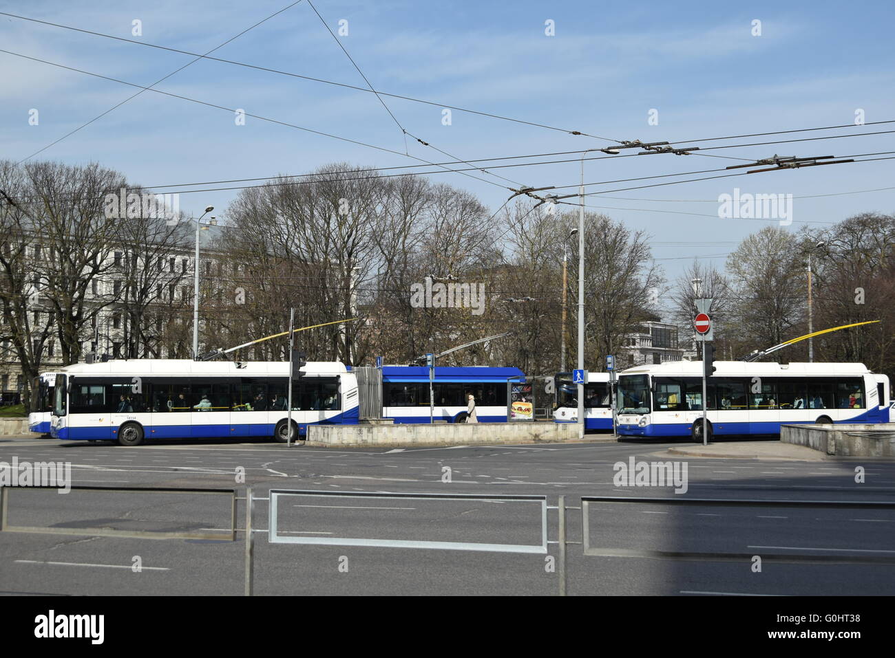 Personenbeförderung im Straßenverkehr von Riga. Busse und Trolleybusse in der Stadt-Umgebung Stockfoto