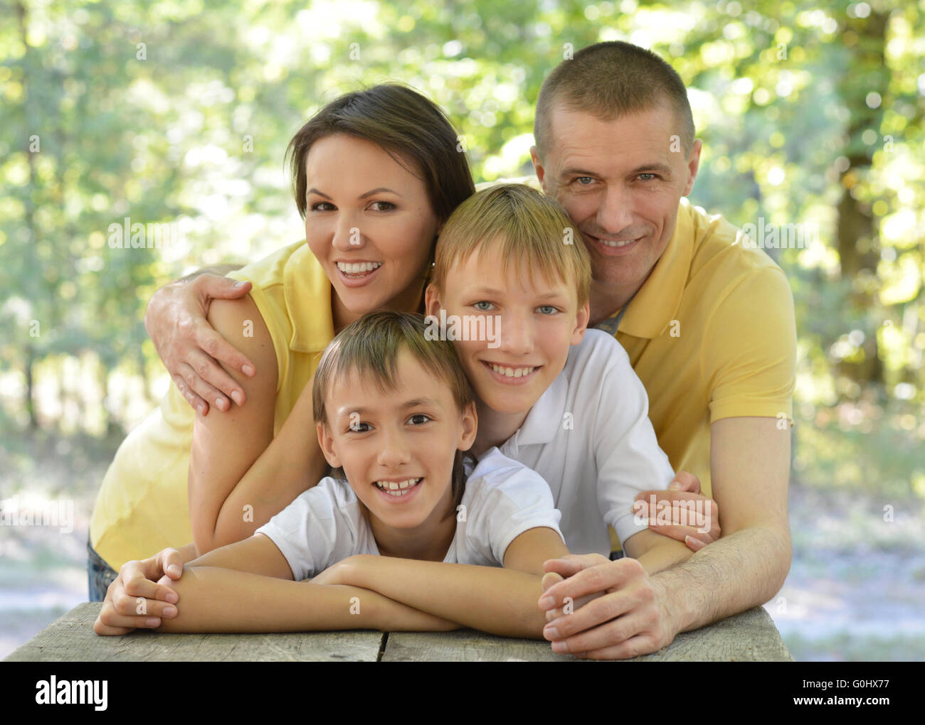 Familie im Freien am Tisch Stockfoto