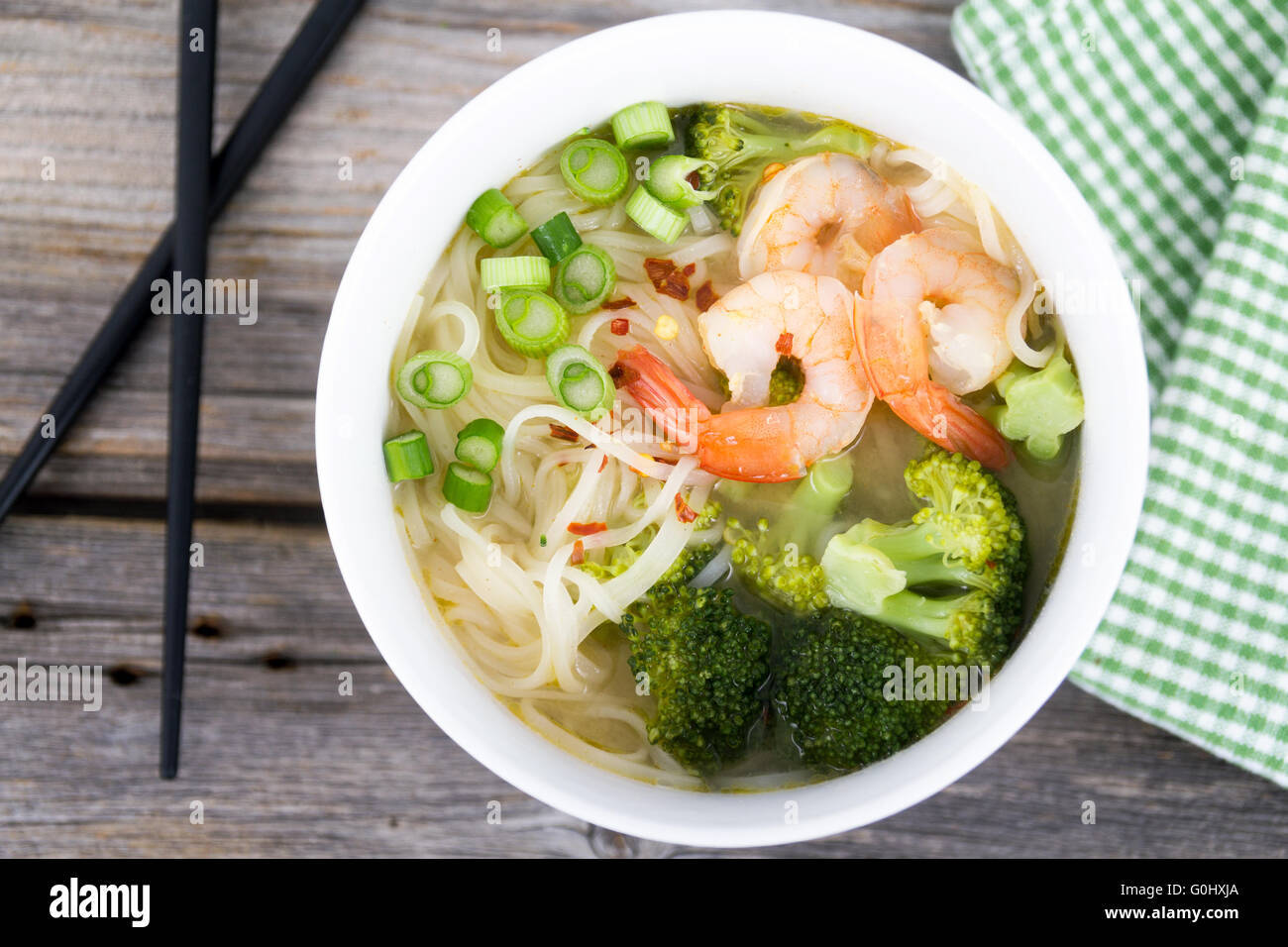 asiatische Garnelen Reis Nudel Suppe Closeup auf rustikalen Tisch Stockfoto