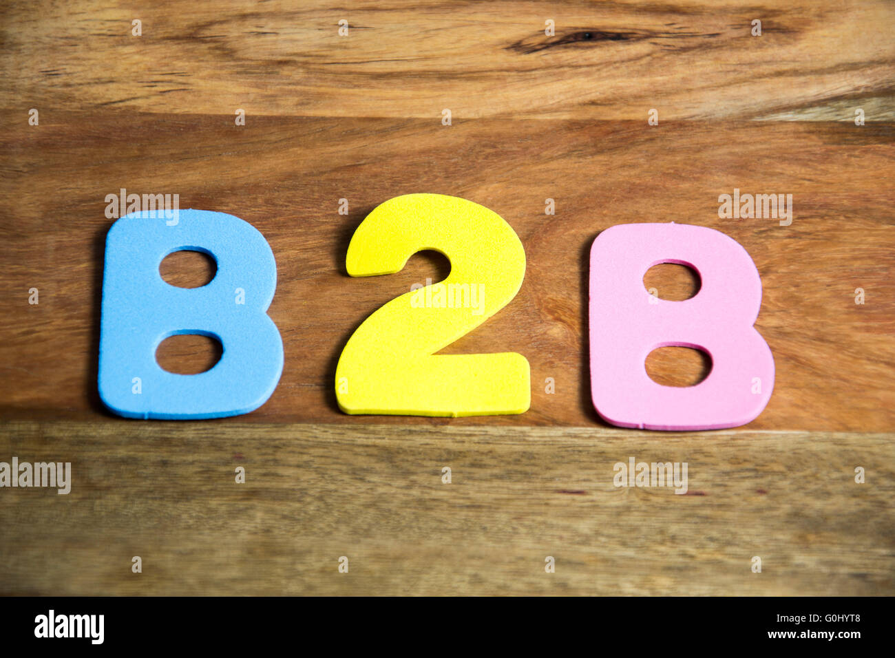 B2B in bunten Buchstaben Stockfoto