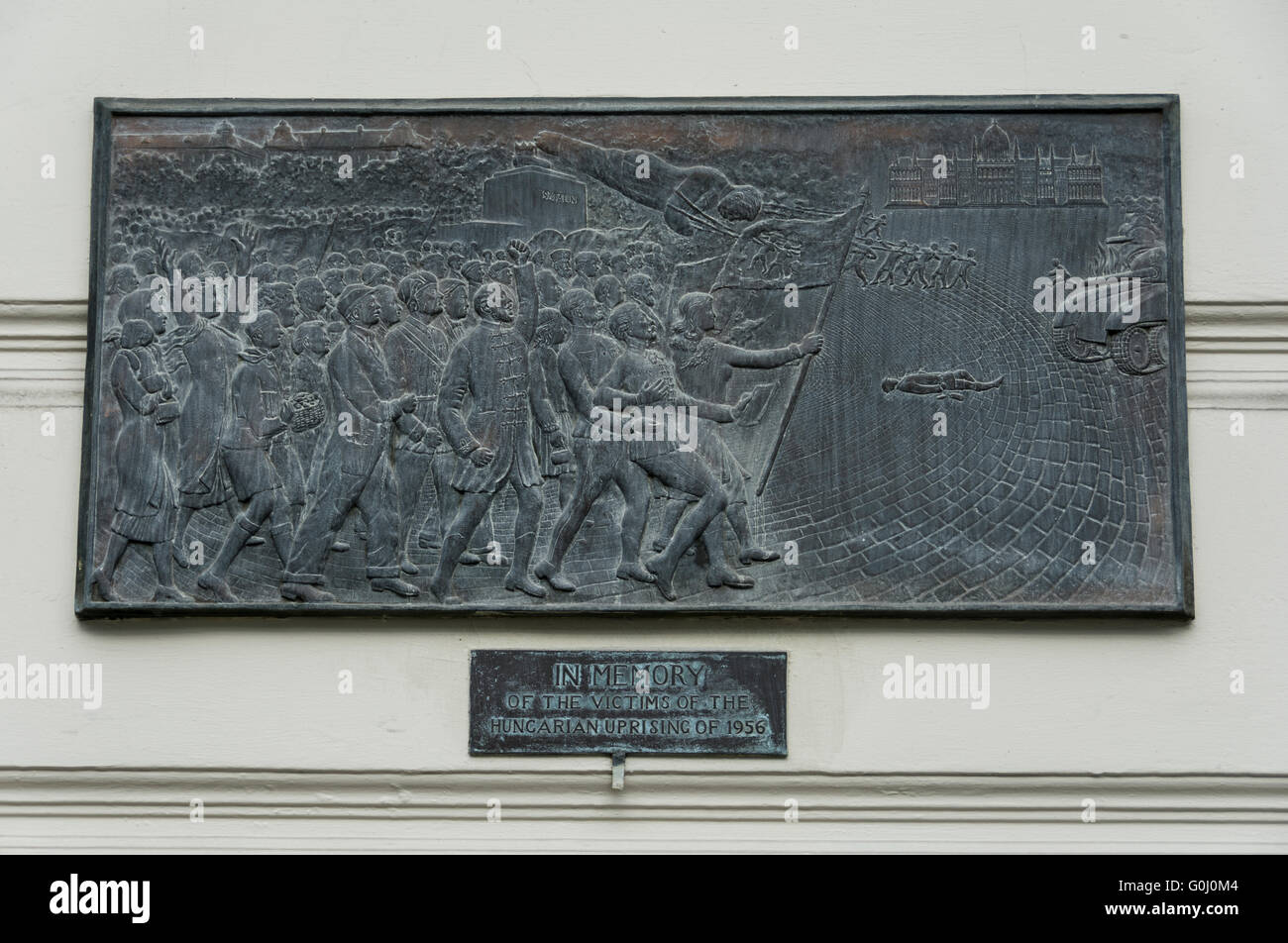 Gedenktafel aus Bronze für den ungarischen Aufstand 1956 vor dem Polnischen HEarth Club (Ognisko Polski), South Kensington, London, England, Großbritannien Stockfoto