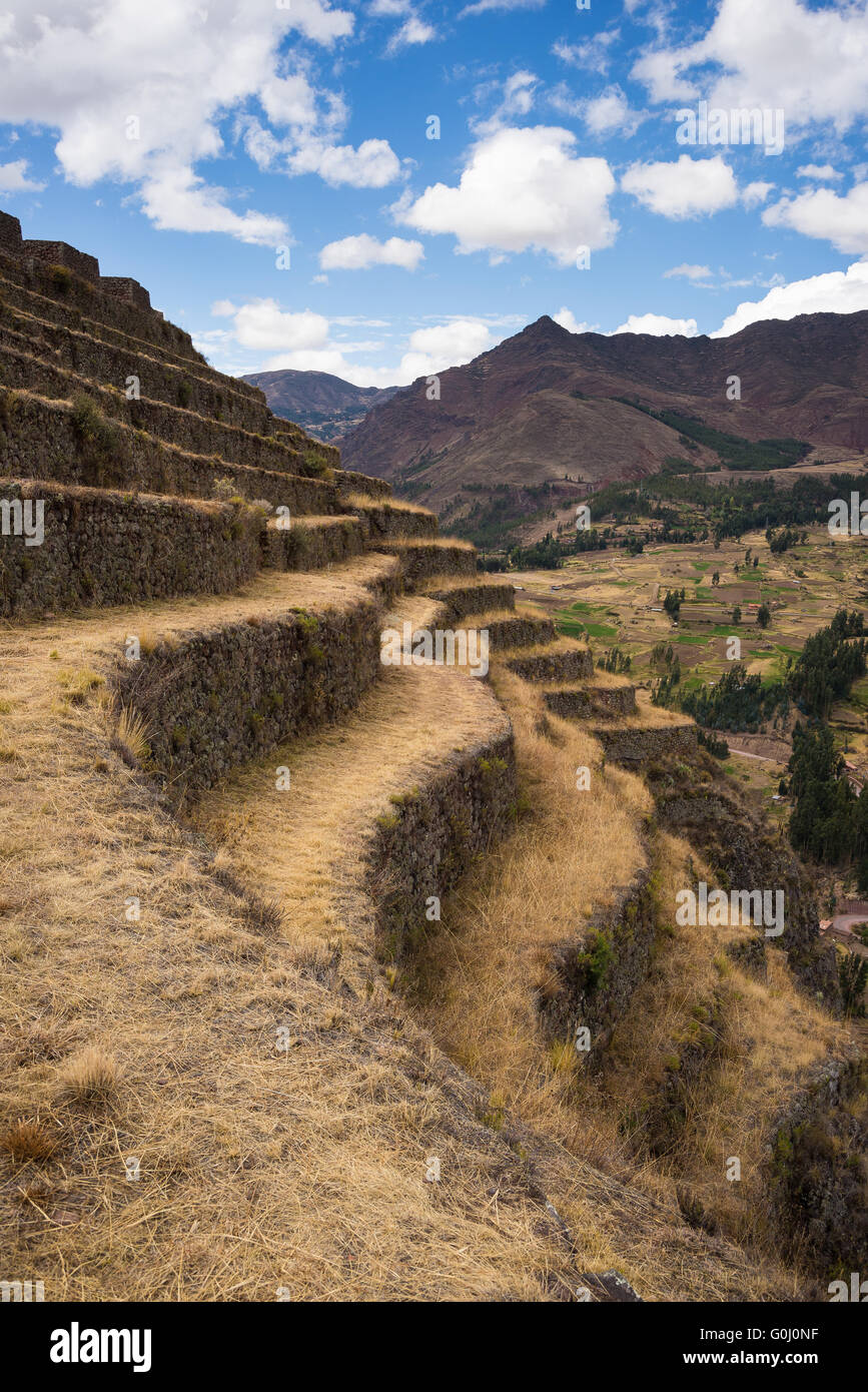 Nahaufnahme der majestätischen geschwungenen Terrassen von Pisac, Inkastätte in Sacred Valley, großen Reiseziel in der Region Cusco, Peru. Stockfoto