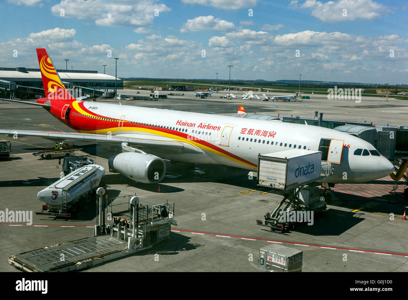 Hainan Airlines, Airbus A330 Verladung Catering und Treibstoff Prag, Tschechische Republik Stockfoto