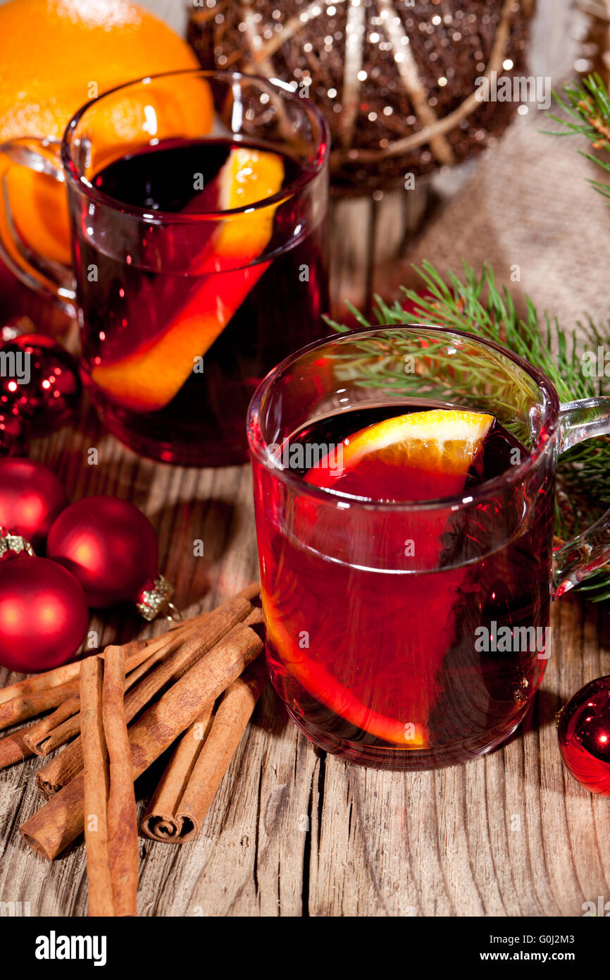 lecker würziger roter Glühwein mit orange und Zimt Weihnachten Stockfoto