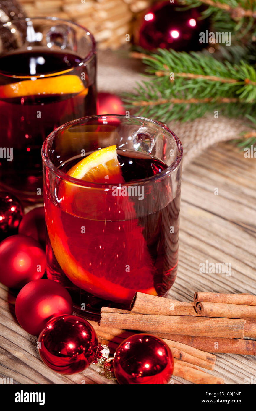 lecker würziger roter Glühwein mit orange und Zimt Weihnachten Stockfoto