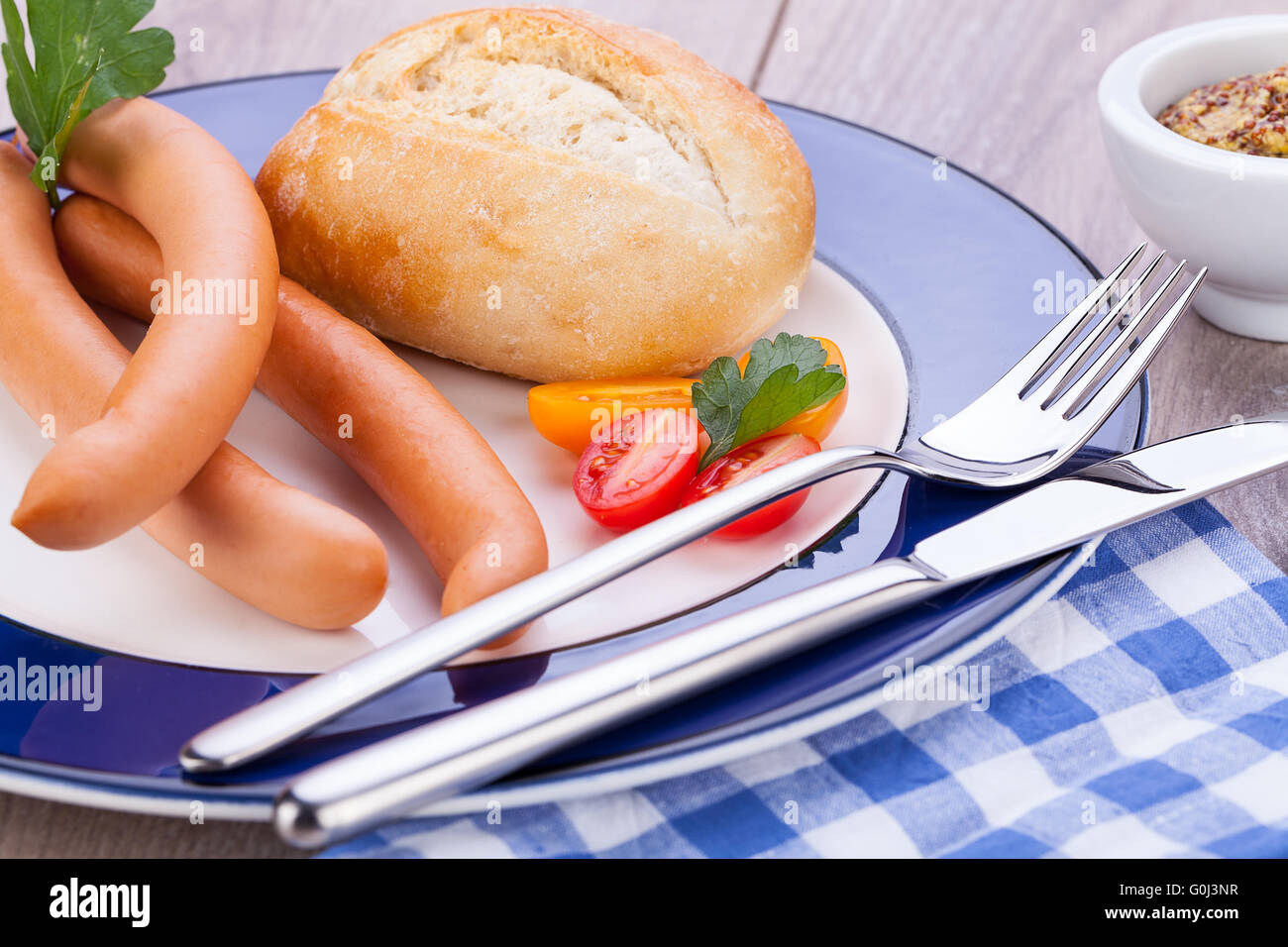 leckere Würstchen Frankfurter mit Vollkornbrot Stockfoto