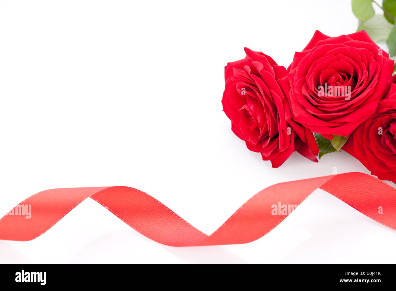 Strauß roter Rosen mit Band Grenze Stockfoto