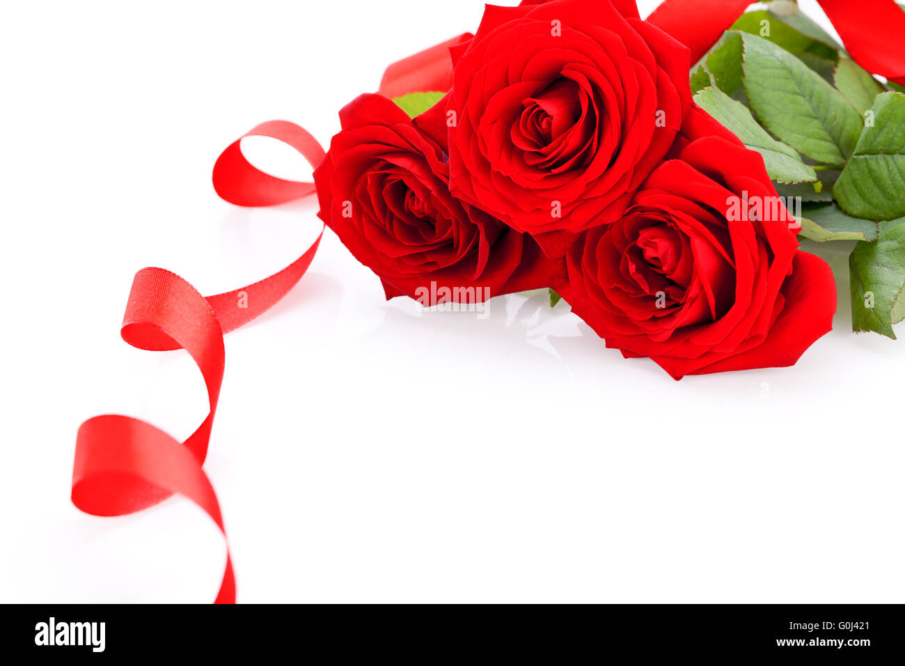 Strauß roter Rosen mit Band Grenze Stockfoto