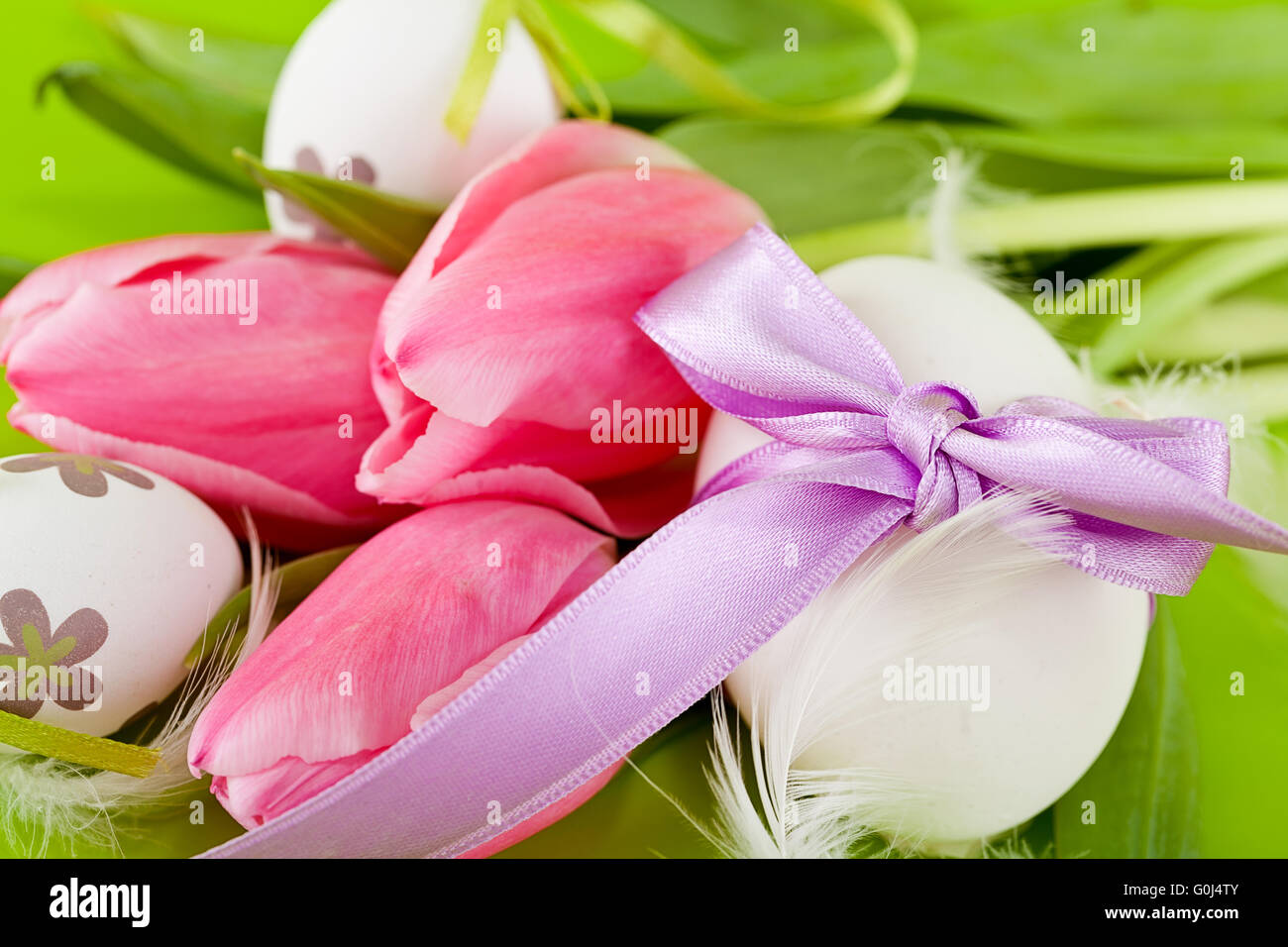 traditionelle Osterei Dekoration mit Tulpen und Band Stockfoto