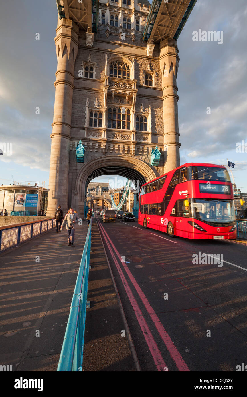 London Bus überqueren die Tower Bridge, London, UK Stockfoto