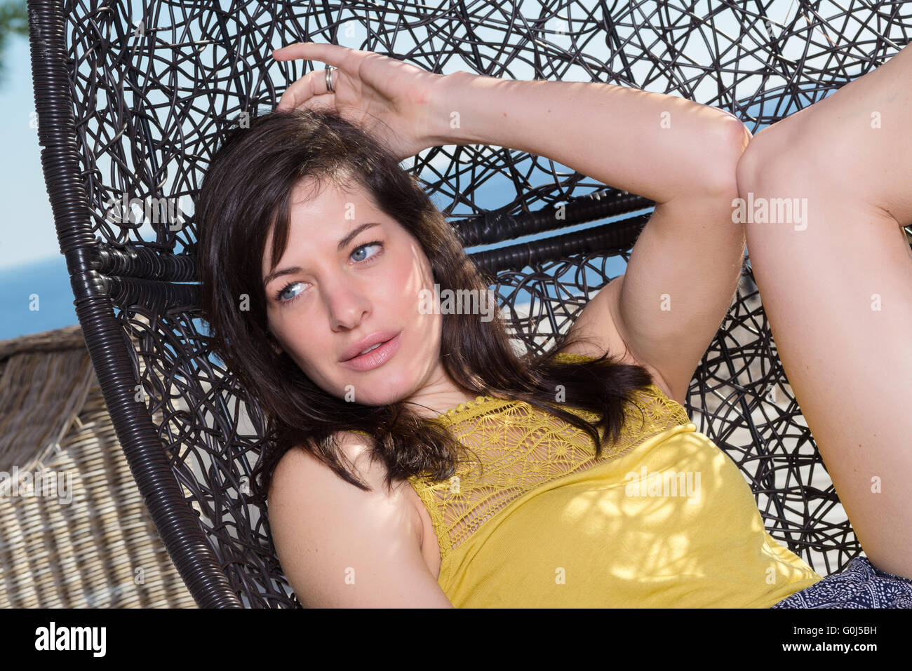 Porträt der schönen jungen Frau entspannend Stockfoto