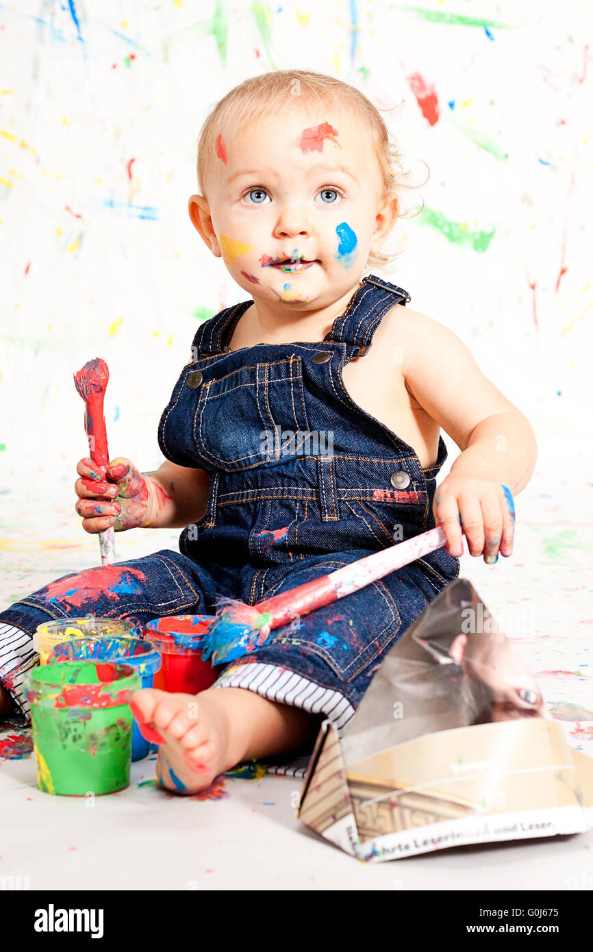 niedliche kleine Kleinkind Baby bunte kreative Stockfoto