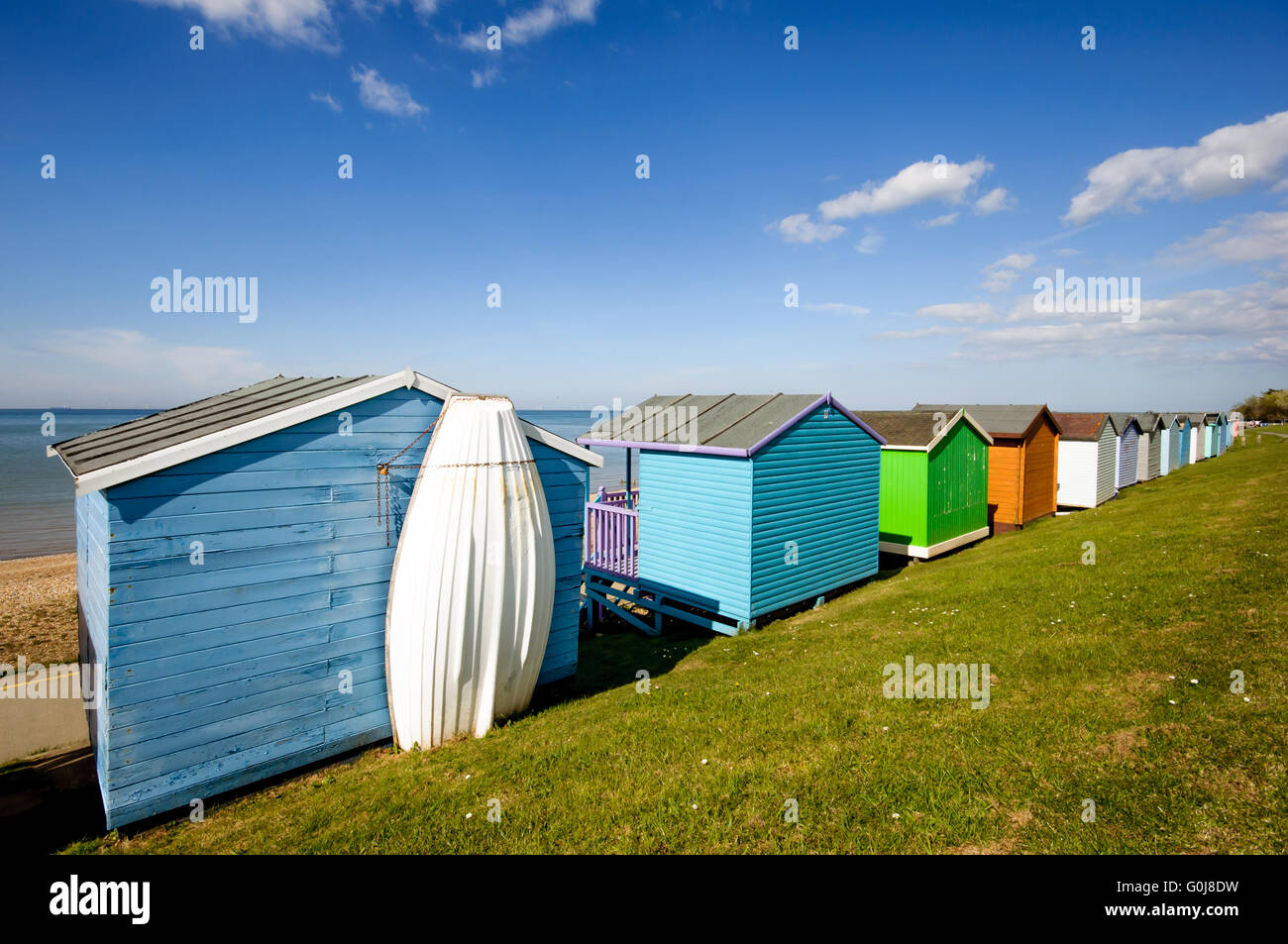 Hütten am Strand entlang in Whitstable, Kent, England Stockfoto