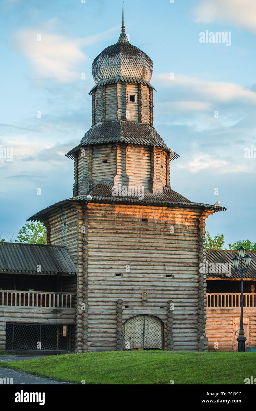 Schuss von Tomsk hölzernen Kreml am Sommertag. Russland Stockfoto