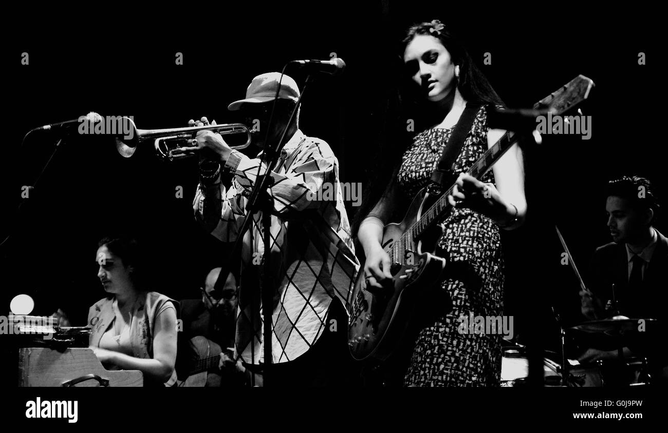 BARCELONA - 30. September: Kitty, Daisy und Lewis (Band) führt auf Apolo am 30. September 2011 in Barcelona, Spanien. Stockfoto