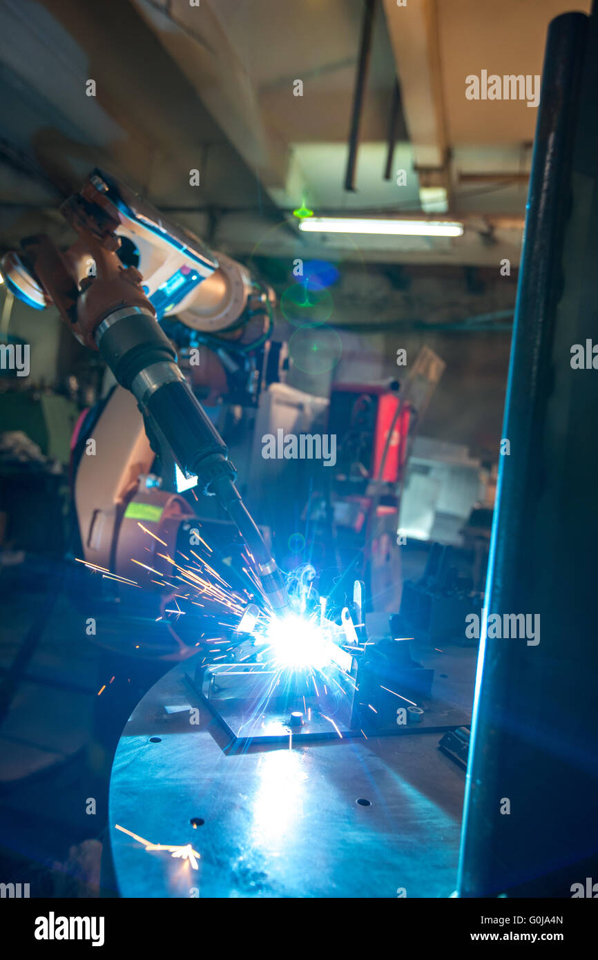 Bild von Roboter-Maschine Schweißen Metallklammern Stockfoto