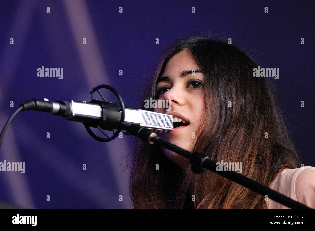 BARCELONA - Mai 12: Der Sänger von Pegasvs (Band) führt auf Maremagnum am 12. Mai 2012 in Barcelona, Spanien. Stockfoto