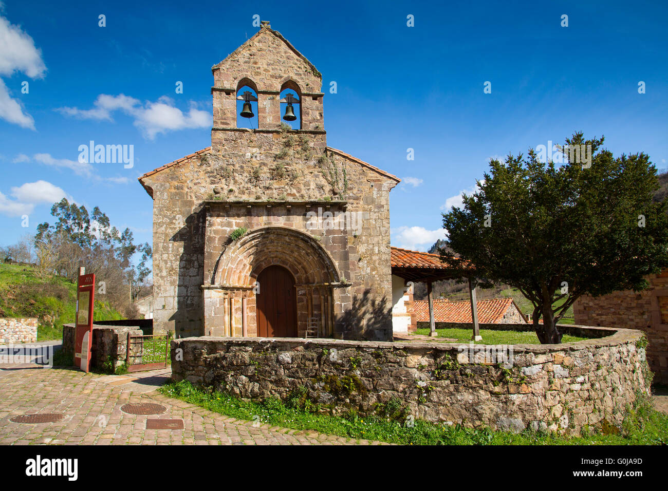 Romanik Kirche Santa Juliana. La Fuente, Kantabrien Spanien. Europa Stockfoto