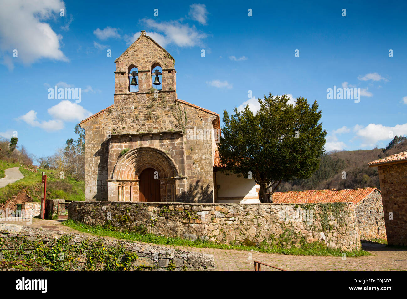 Romanik Kirche Santa Juliana. La Fuente, Kantabrien Spanien. Europa Stockfoto