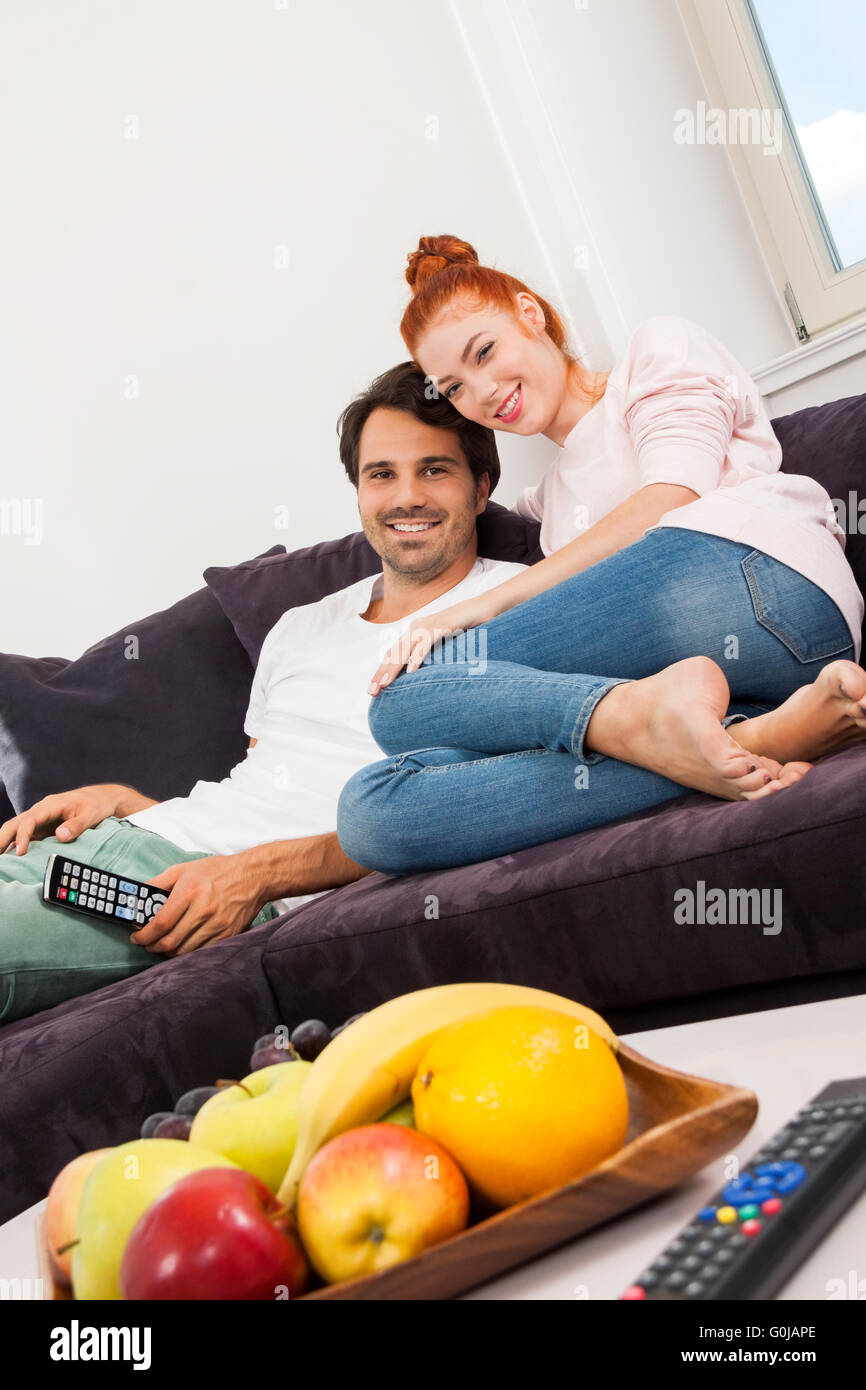 Glückliche Paar auf der Couch, Blick in Ferne Stockfoto