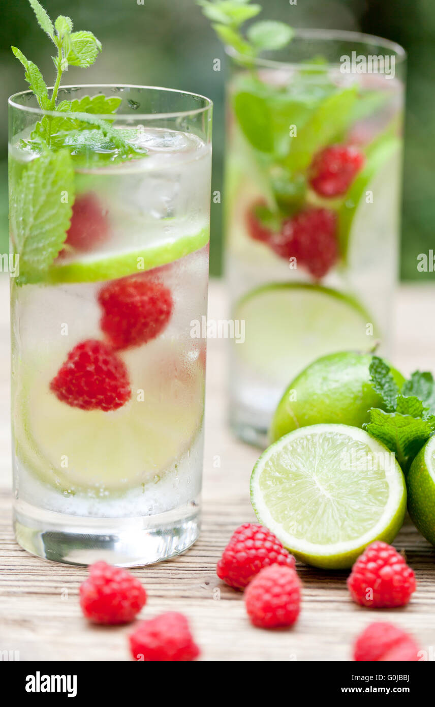 frisches kaltes Getränk Wasser Eis Würfel Pfefferminze Kalk Himbeere Stockfoto