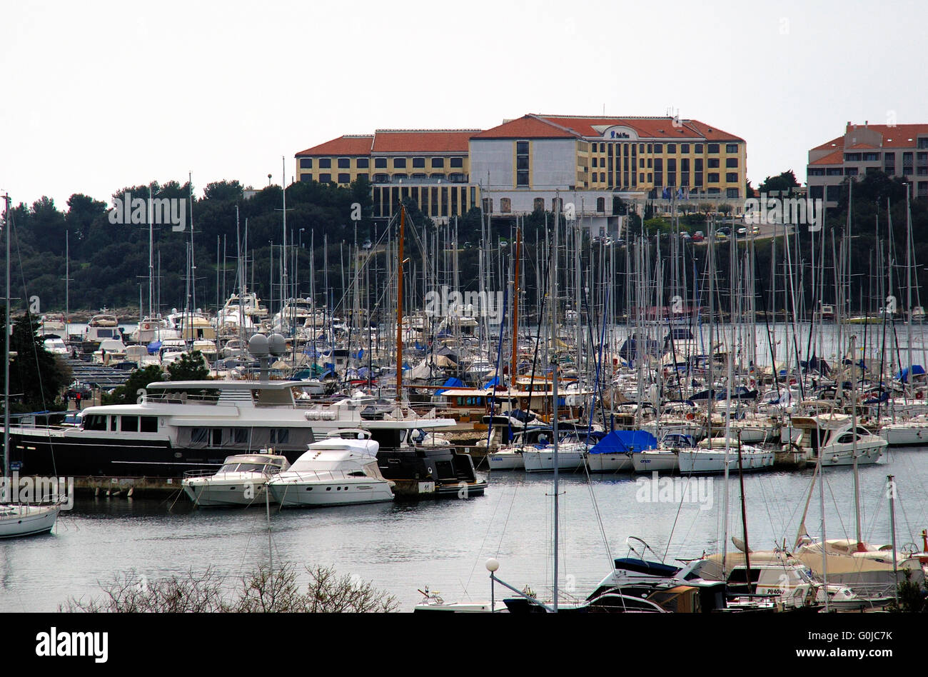 Pula, Istrien, Kroatien. Marina Veruda und Casino. Stockfoto