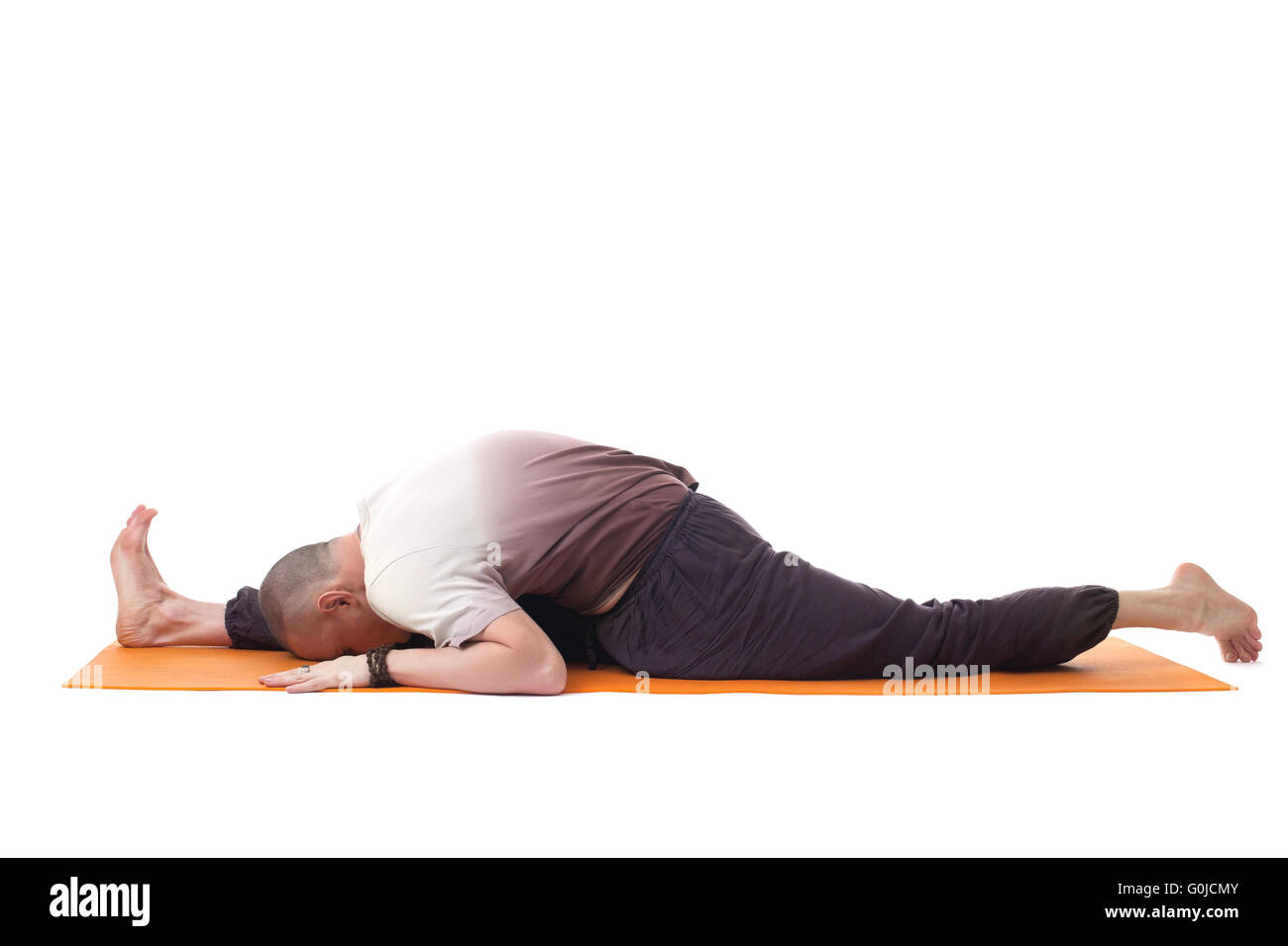 Flexible muskulöser Mann in Sportbekleidung Yoga machen Stockfoto