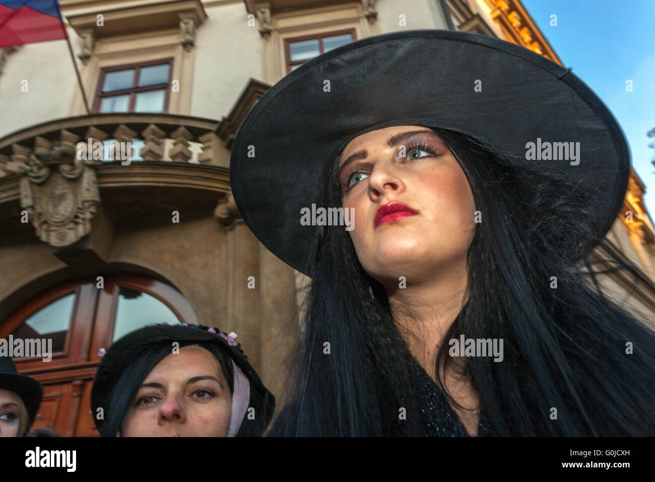 Frauen als Hexen verkleidet Festlichkeiten auf der Walpurgisnacht Prag, Tschechische Republik Stockfoto