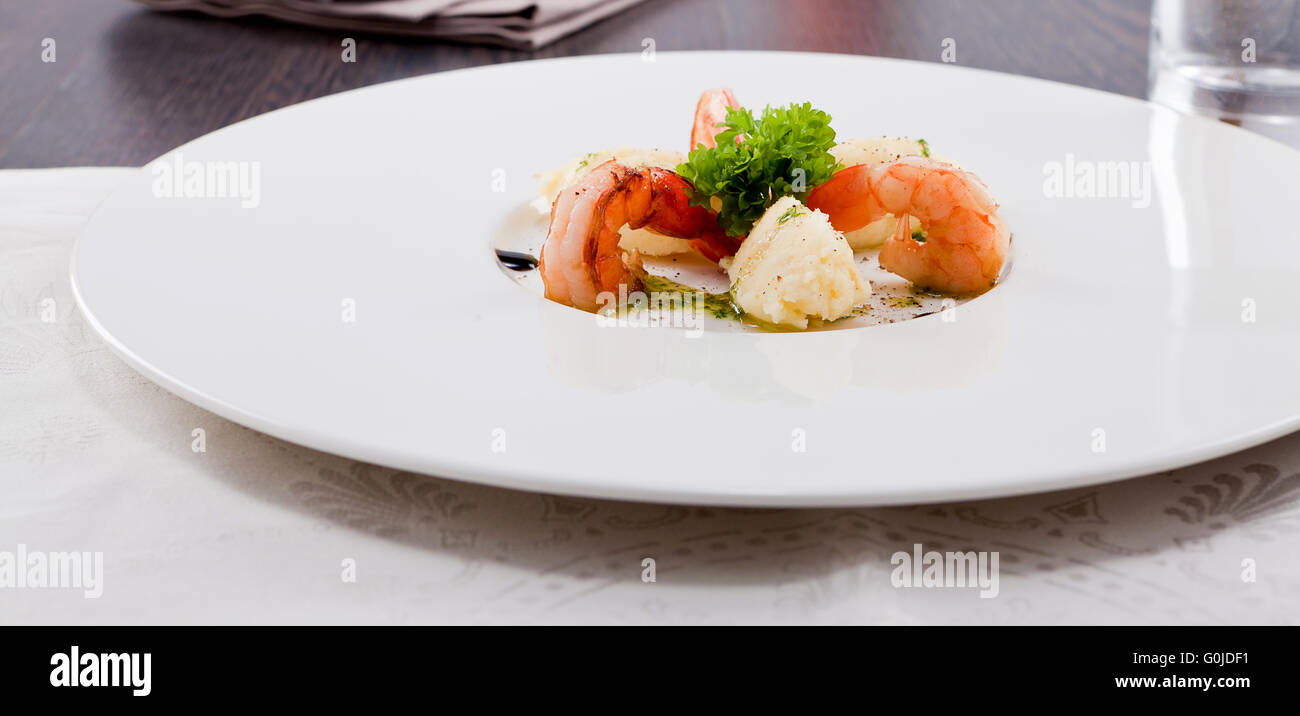 gegrillte Garnelen mit Kartoffeln und Kohlrabi-Püree Stockfoto